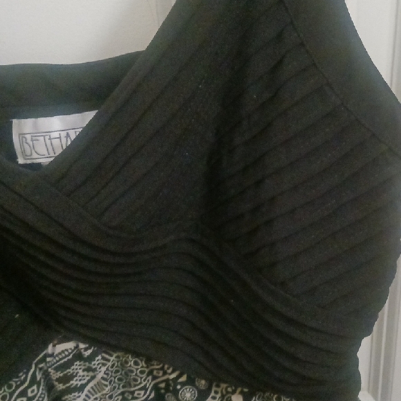 Elegant Black and Gray Patterned Maxi Dress - Picture 3 of 10